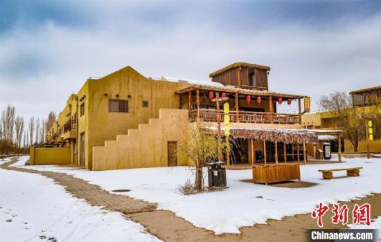 雪落敦煌月牙泉小鎮(zhèn)?！⊥醣筱y 攝