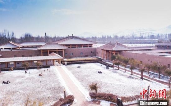 圖為雪落大漠古堡——敦煌山莊?！⊥醣筱y 攝