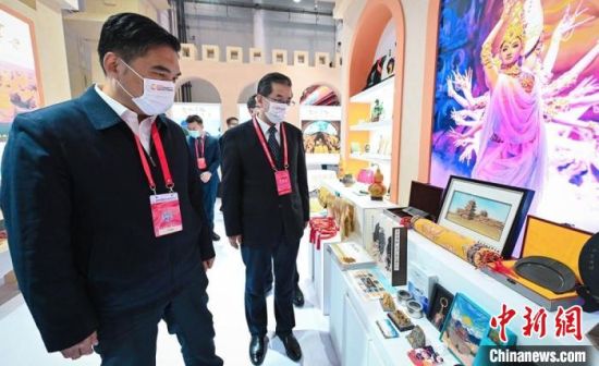 圖為甘肅省副省長孫雪濤(左)與甘肅省文化和旅游廳廳長陳衛(wèi)中(右)一同參觀“甘肅館”?！「拭C省文化和旅游廳供圖