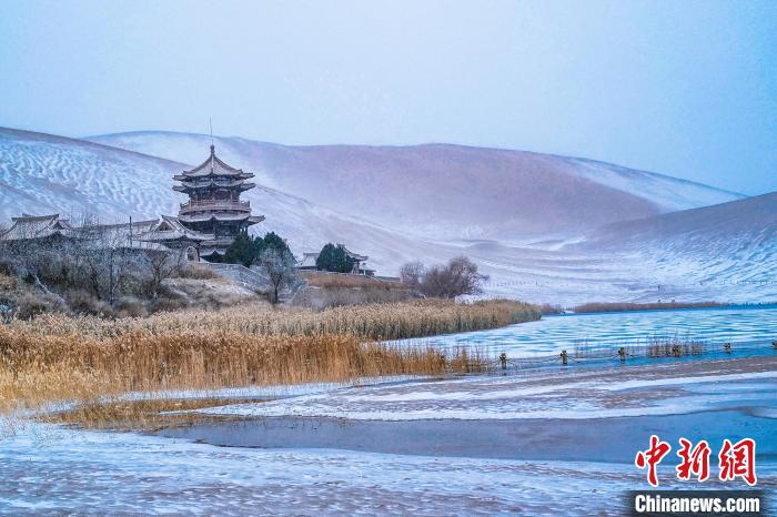 2021年11月28日，雪落鳴沙山月牙泉景區(qū)。　王斌銀 攝