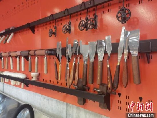 圖為徐晉林制作雕版敦煌壁畫所用工具。　閆姣 攝