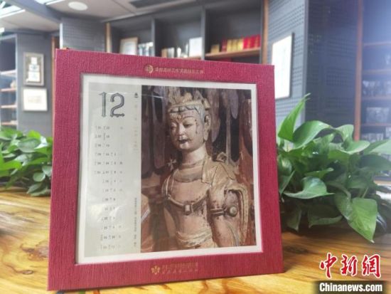 圖為徐晉林制作的敦煌題材的手工書《走進(jìn)沙漠敦煌——莫高窟與藏書票藝術(shù)》，深受讀者喜愛。　閆姣 攝