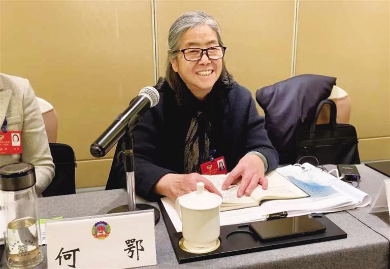 【委員風(fēng)采】“明星委員”何鄂的三個“幸?！?>
        </a><em>【委員風(fēng)采】“明星委員”何鄂的三個“幸?！?/em></li>
    <li><a  target=