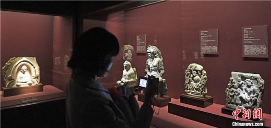 2018年8月，《平山郁夫的絲路世界——平山郁夫絲綢之路美術(shù)館文物展》在甘肅敦煌莫高窟開展。中新社記者 楊艷敏 攝