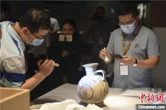 2020年6月，在長沙博物館舉行“從地中海到中國：絲路寶藏——平山郁夫絲綢之路美術(shù)館藏文物展”前，專家開箱鑒定文物。中新社記者 楊華峰 攝