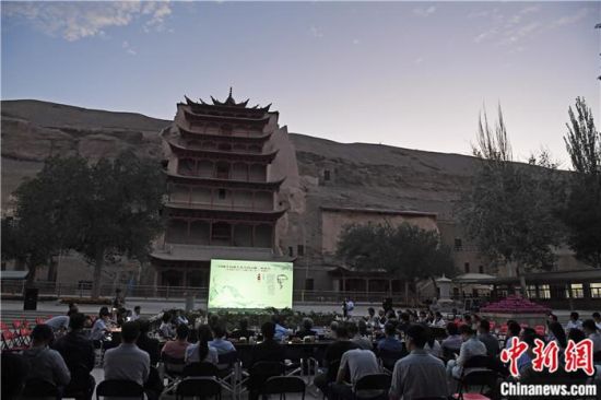 2018年8月，在敦煌莫高窟標(biāo)志性建筑“九層樓”前，《回顧平山郁夫先生的貢獻》座談會舉行。來自中日兩國的專家、學(xué)者共同懷念這位情系敦煌數(shù)十載的繪畫巨匠、中日友好的文化使者、世界文化遺產(chǎn)的守護者。中新社記者 楊艷敏 攝