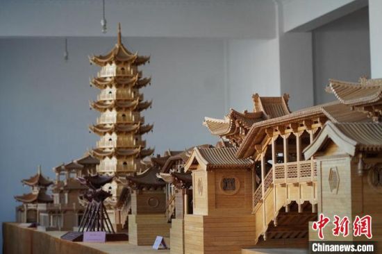 圖為古建筑模型制作技藝傳習(xí)所展廳內(nèi)的微縮古建筑作品?！【琶赖┰?　攝