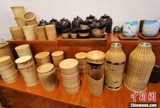 圖為展陳的一件件精致可愛的竹編農(nóng)具工藝品。　馮志軍 攝