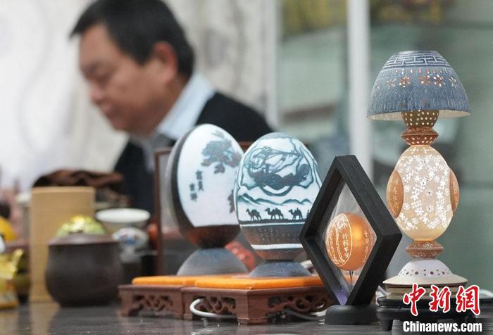 圖為吳義澤完成的蛋雕作品?！【琶赖ぴ?攝