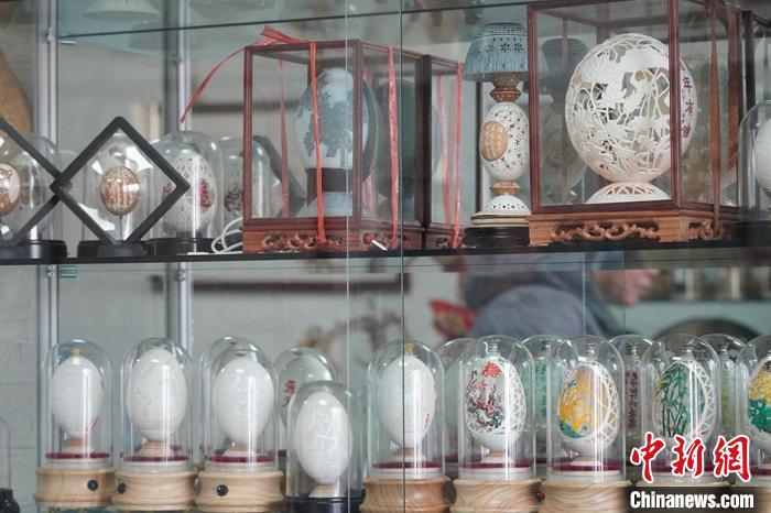 圖為吳義澤收藏柜內的蛋雕作品?！【琶赖ぴ?攝