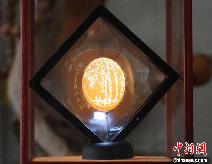 圖為吳義澤新包裝給蛋雕呈現立體感。　九美丹增 攝