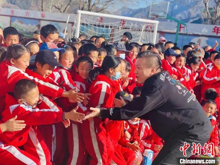 1月初，第五屆“街舞進(jìn)藏鄉(xiāng)”公益助學(xué)活動(dòng)在甘肅甘南結(jié)束，旨在讓藏族學(xué)子感受到街舞魅力?！￡惿菩?攝