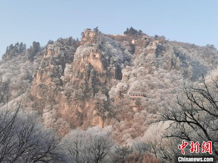 圖為崆峒山霧凇景色?！⌒煺袢A 攝