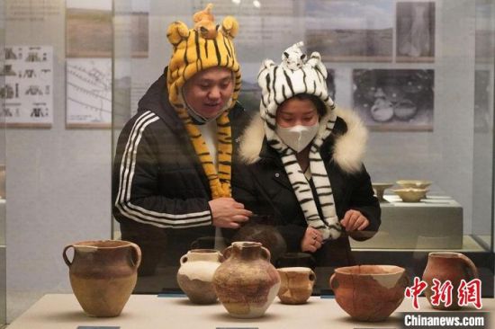 圖為市民戴虎頭帽在博物館內(nèi)參觀。九美旦增 攝