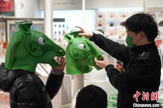 圖為“神馬來了”銅奔馬頭套?！【琶赖┰?攝