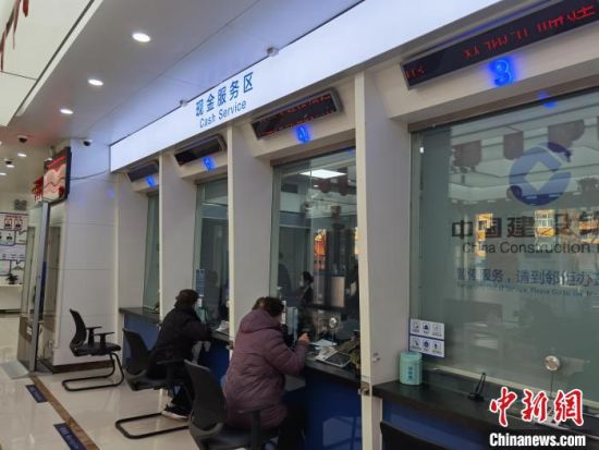 圖為蘭州市民在銀行兌換新鈔?！⌒煅?攝