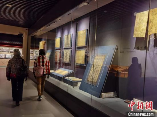 圖為蘭州市民參觀博物館展品?！⌒煅?攝