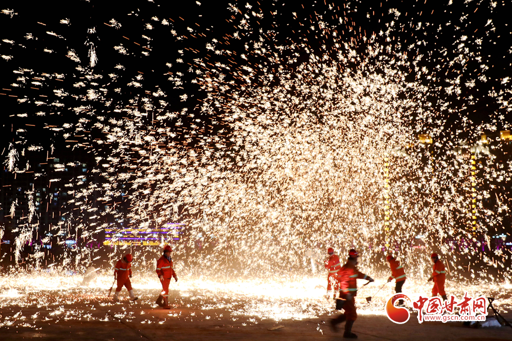 【隴拍客】炫彩奪目！非遺絕技永靖王氏“打鐵花”綻放夜空引關(guān)注