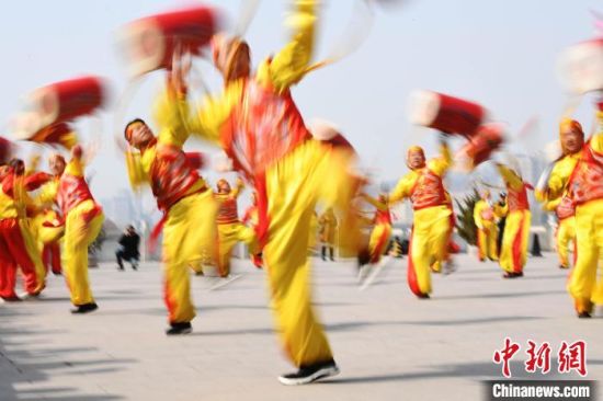 2019年2月19日，演員在黃河岸邊的蘭州水車博覽園內(nèi)進(jìn)行太平鼓表演，歡慶元宵佳節(jié)。(資料圖) 　楊艷敏 攝