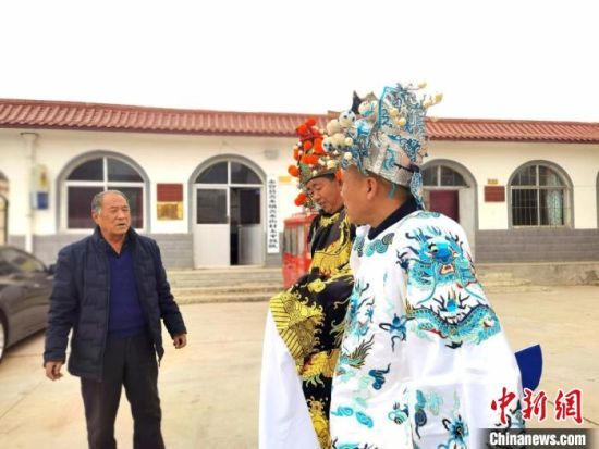 圖為69歲的“苦水高高蹺”國家級傳承人巨海全(左一)，叮囑徒弟們高高蹺練習(xí)技巧要領(lǐng)?！￠Z姣 攝