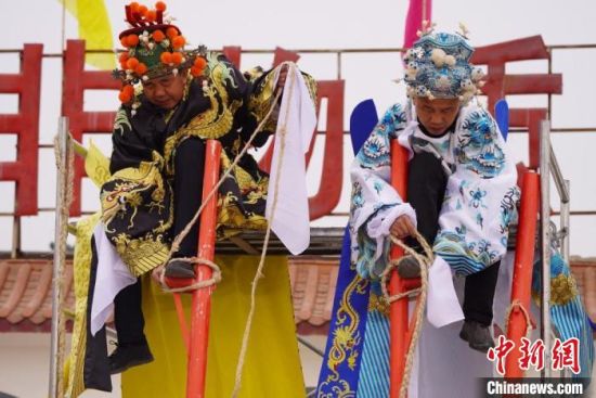 圖為“苦水高高蹺”表演者通過麻繩將腳固定在腳踏板，并在腿部纏繞六七圈?！【琶赖┰?攝