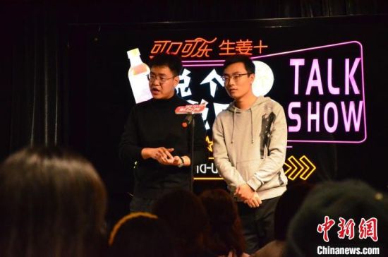 圖為脫口秀演員搭檔表演?！钅?攝