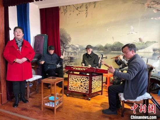 圖為蘭州鼓子表演者王常玉登臺(tái)演唱，她是這項(xiàng)入列國家級(jí)非物質(zhì)文化遺產(chǎn)的曲藝表演者中，為數(shù)不多的女演員。　張煜曼 攝