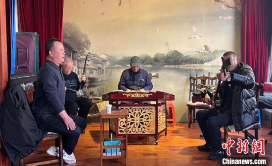 圖為蘭州鼓子愛好者在傳習(xí)所內(nèi)互相搭檔上臺(tái)演出?！堨下?攝