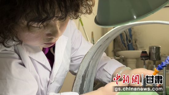 夜光杯制作學徒謝小琴坦言，雖工作枯燥，但是能夠掌握國家級非遺技藝是很自豪的。王牧雨 攝