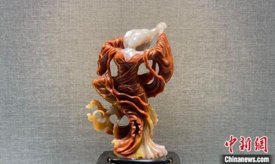 圖為翩然起舞的飛天玉雕?！「攥?攝