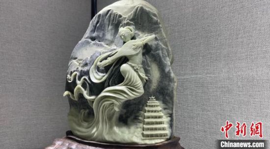 圖為李學(xué)平的玉雕作品?！「攥?攝