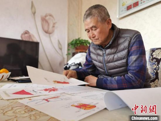 圖為陸鵬飛向記者展示多年帶隊的手寫筆記?！堟?攝