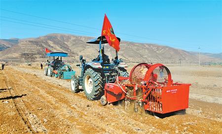 定西市隴西縣17個(gè)鄉(xiāng)鎮(zhèn)的農(nóng)機(jī)合作社、農(nóng)機(jī)手參加了農(nóng)機(jī)技能比賽和培訓(xùn)