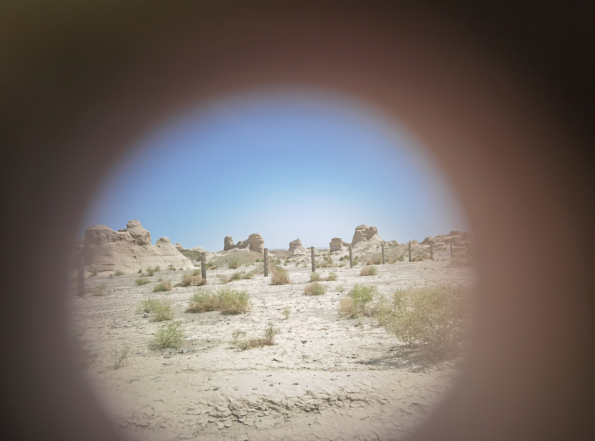 插圖2：透過(guò)河西走廊遺存的古陶片孔洞所見(jiàn)。攝影：陳曉斌。拍攝日期：2020年6月。