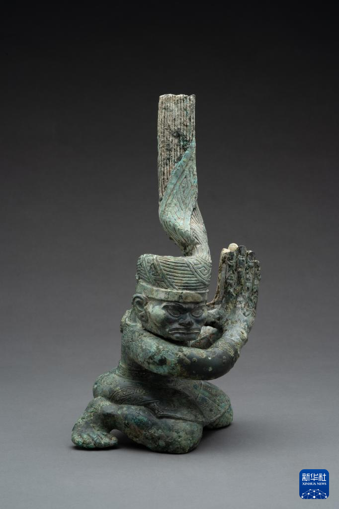 四川廣漢市三星堆商代遺址四號坑出土扭頭跪坐銅人像（資料圖）。
