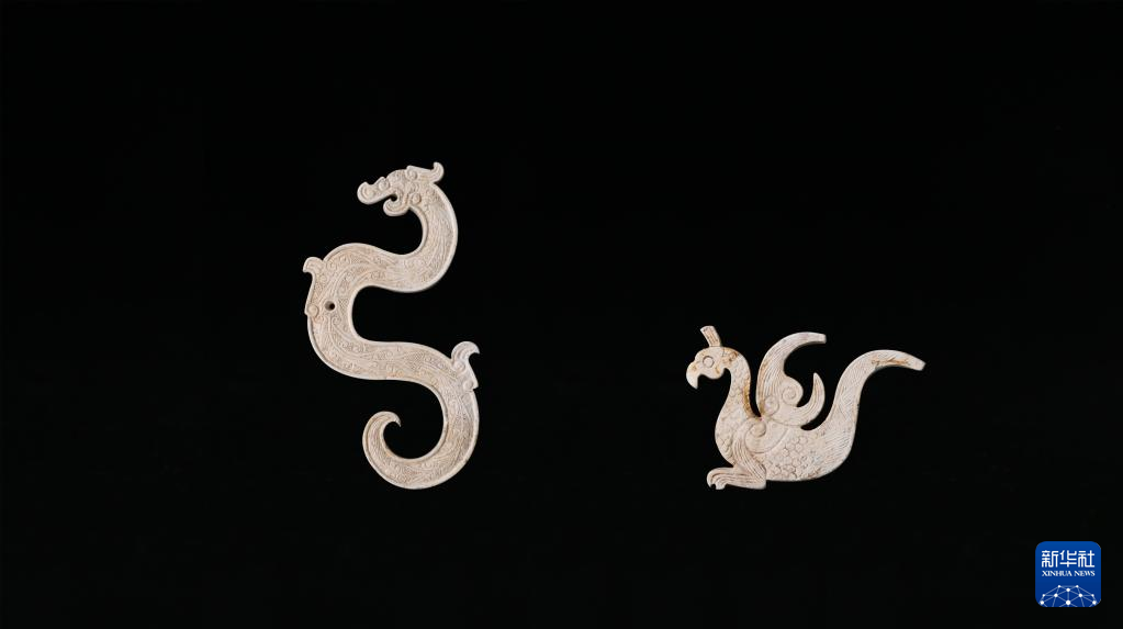 江西樟樹市國字山戰(zhàn)國墓葬出土玉龍、玉鳳（資料圖）。