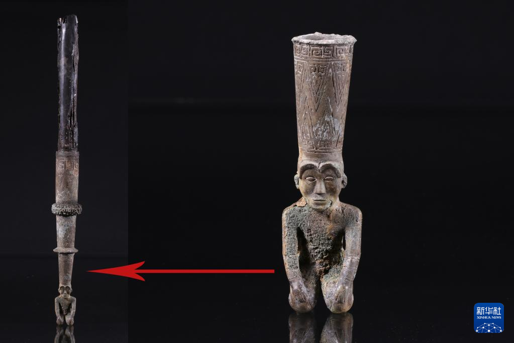 江西樟樹市國字山戰(zhàn)國墓葬出土銅跽坐人鐓（資料圖）。