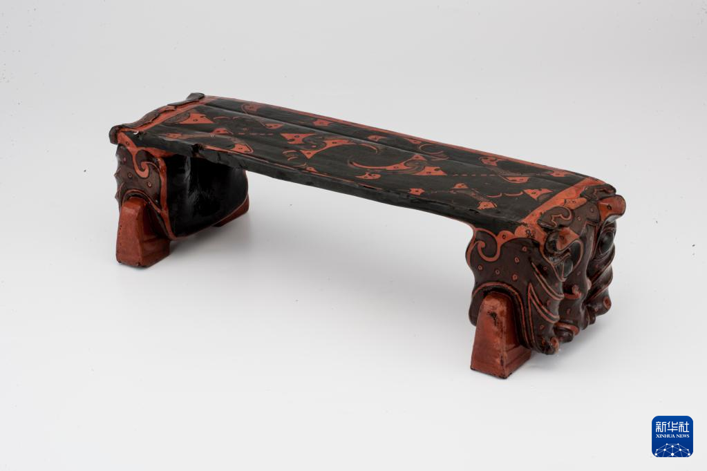 湖北云夢縣鄭家湖戰(zhàn)國秦漢墓地出土漆木虎頭枕（資料圖）。