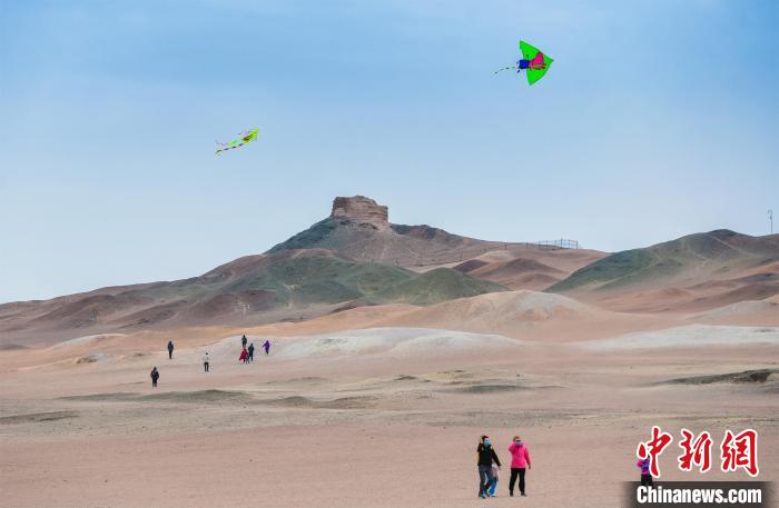 圖為市民正在陽關景區(qū)放風箏?！⊥醣筱y 攝