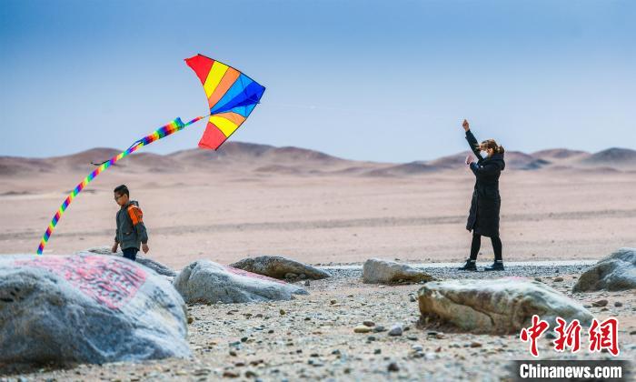 圖為市民正在陽關景區(qū)放風箏?！⊥醣筱y 攝