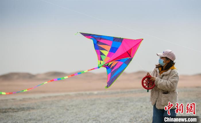 圖為市民正在陽關景區(qū)放風箏。　王斌銀 攝