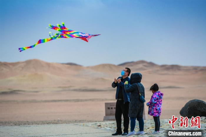 圖為市民正在陽關景區(qū)放風箏?！⊥醣筱y 攝