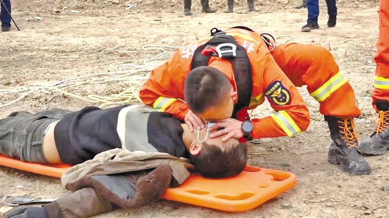 天水：消防員人工呼吸救回中毒農(nóng)民工 我們?yōu)槟泓c(diǎn)贊！