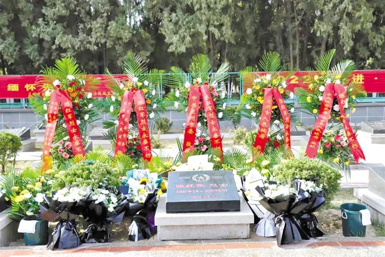 陳紅軍烈士墓前 這張“全家?！弊屓藴I目