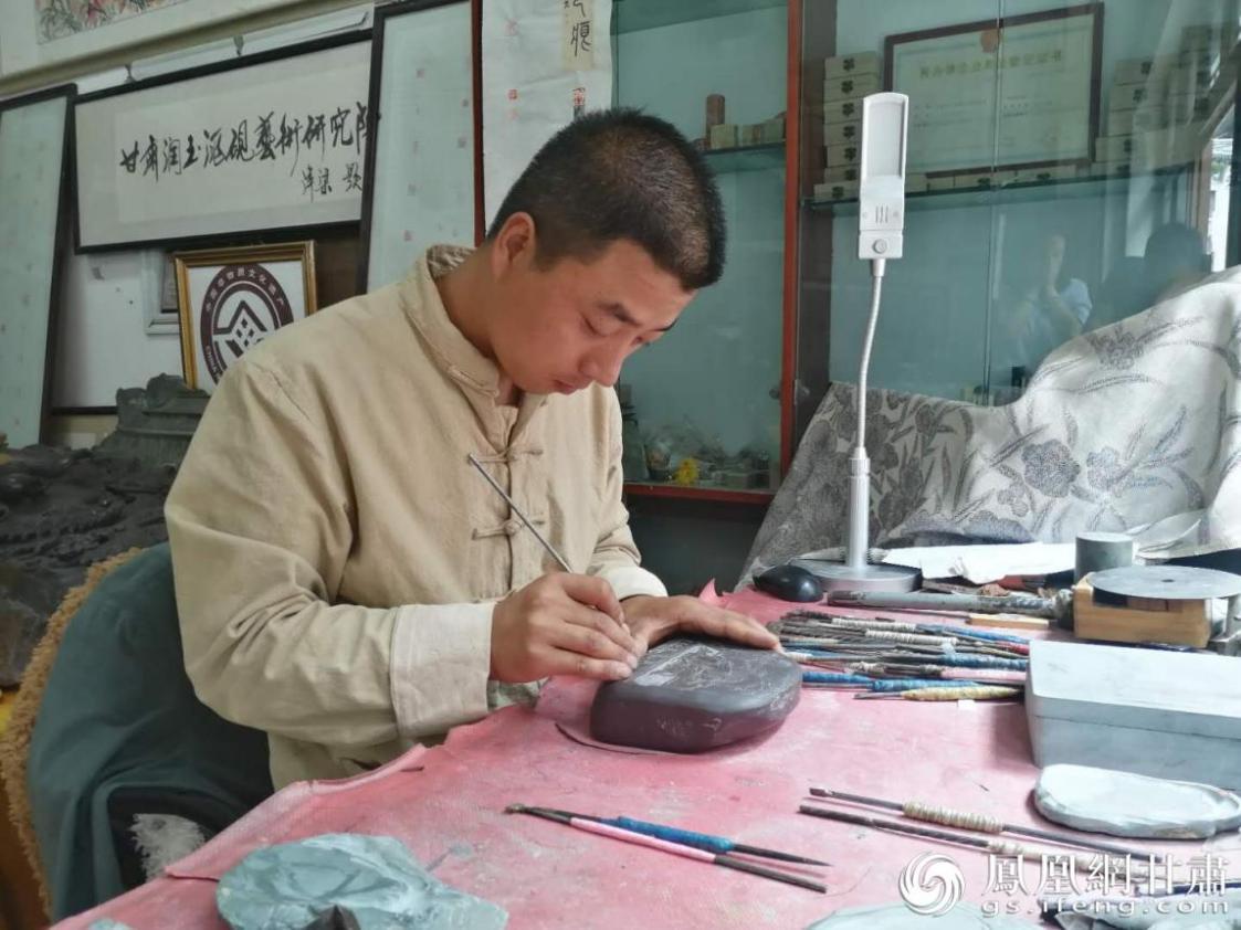 洮硯制作技藝第六代傳人、國家藝術(shù)基金資助青年藝術(shù)家、正高級洮硯雕刻藝術(shù)師李江平十年如一日專注于洮硯制作 圖源自網(wǎng)絡(luò)