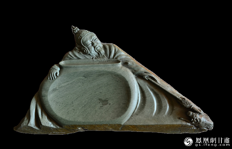 《醉臥沙場君莫笑》硯使王翰《涼州詞》中“醉臥沙場君莫笑，古來征戰(zhàn)幾人回？”的意境躍然硯臺之上。資料圖