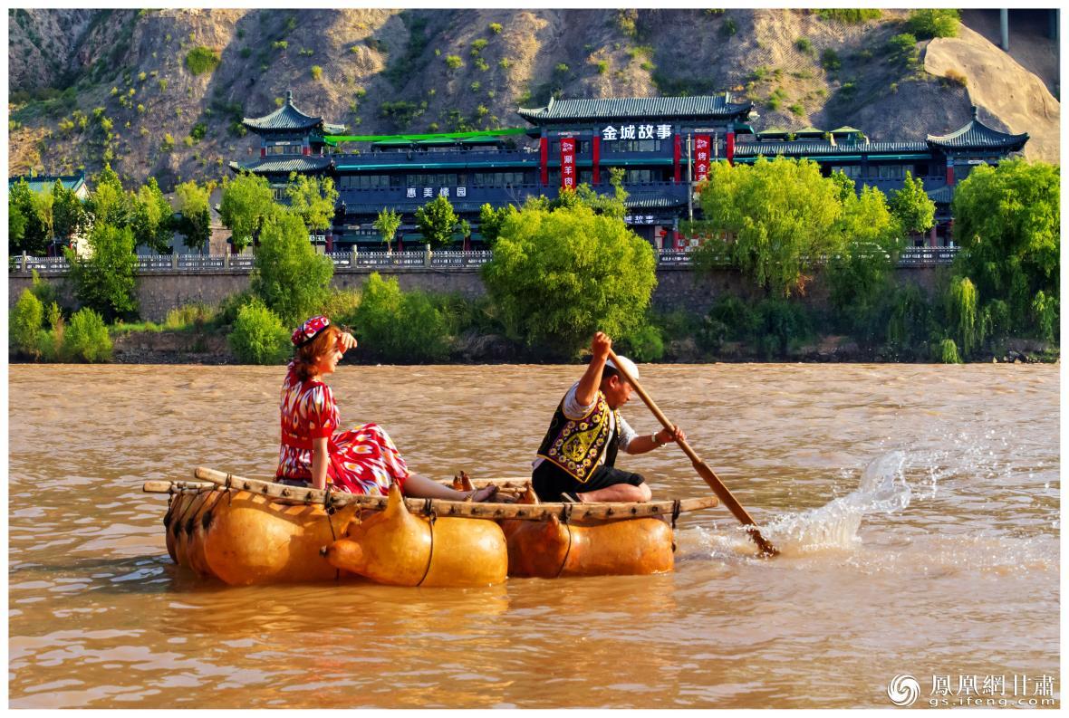 筏子客揮動(dòng)著劈波斬浪的船槳，槳聲中混搭著風(fēng)聲、水聲和男女對(duì)歌的花兒聲。蘭州市文旅局供圖