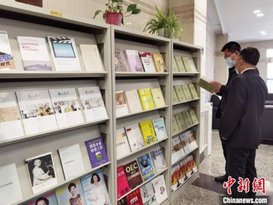 圖為國網(wǎng)甘肅電力黨校的職工書架。　徐雪 攝