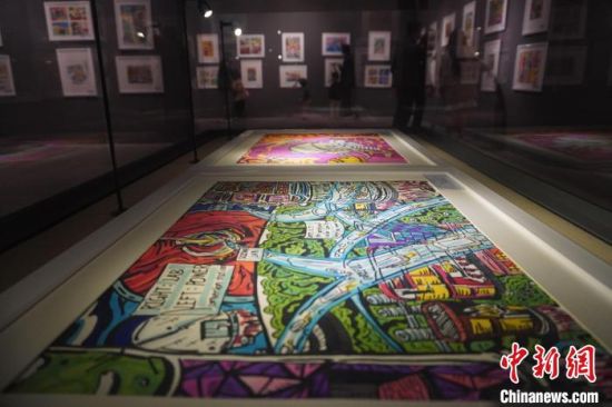 市民參觀少兒美術(shù)展覽。