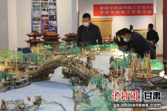 圖為參評作品牦牛角立體微雕“清明上河圖”。徐雪 攝